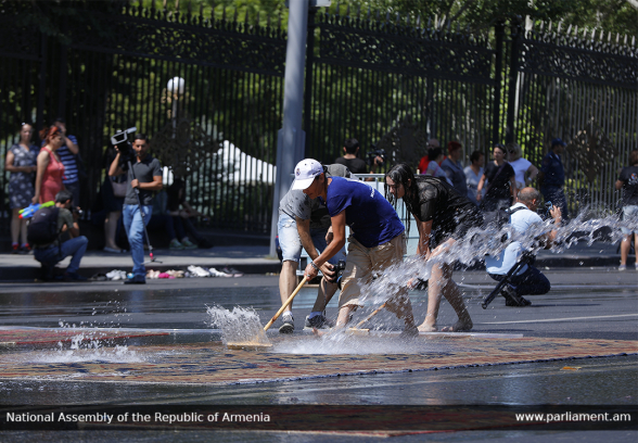Շուրջ 5 միլիոն դրամ՝ Վարդավառի օրը Բաղրամյան պողոտայում գորգ լվանալու համար